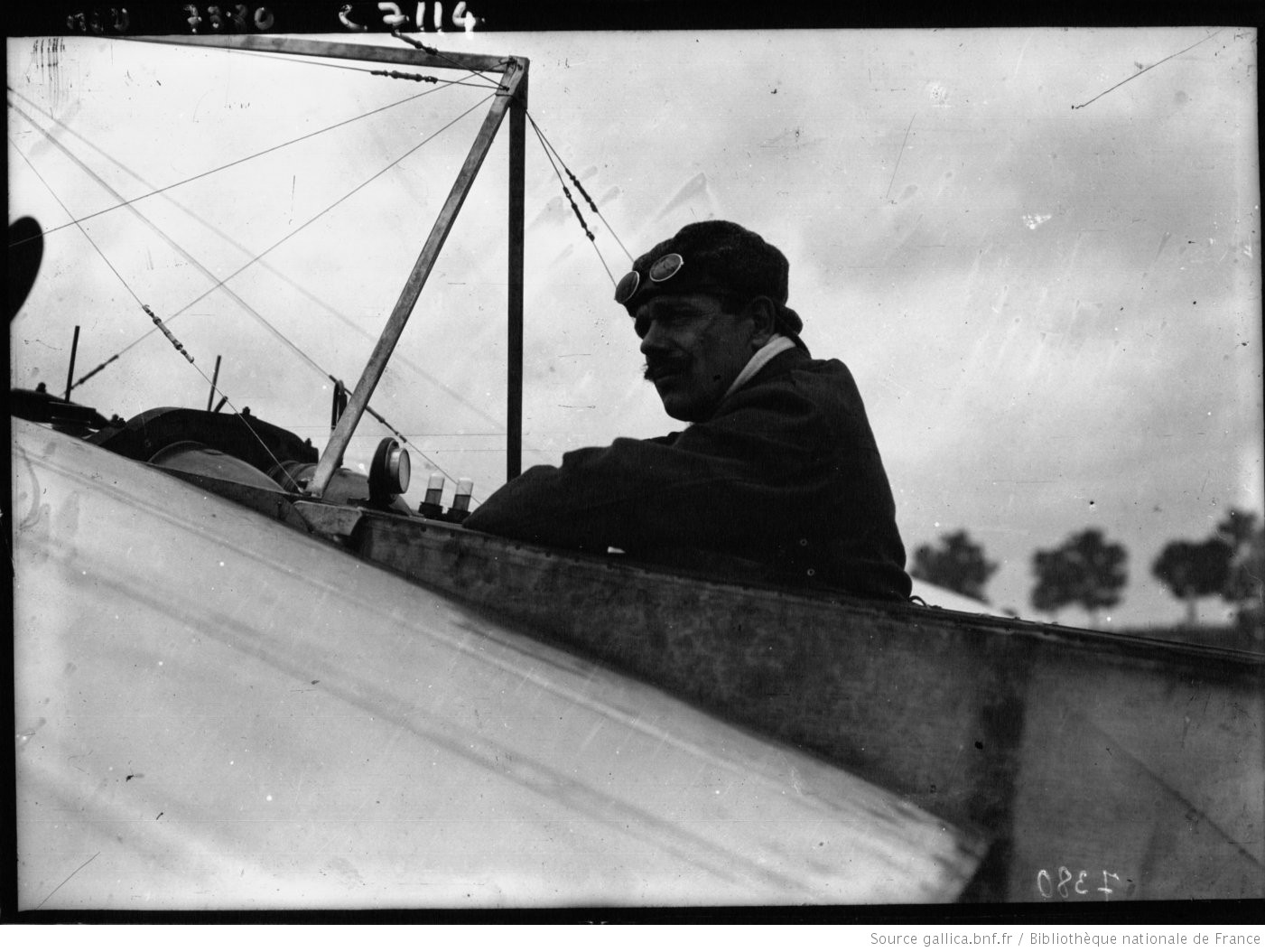 Jan Olieslagers, de ‘Antwerpschen duivel’, in 1910. Olieslagers maakte naam als wielrenner en motorracer, voor hij naar de vliegsport overstapte. Tijdens de oorlog was hij een van de succesvolste Belgische piloten. (Bibliothèque nationale de France)