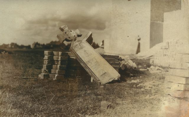 Heldenhuldezerkjes aan de voet van de IJzertoren in aanbouw, omstreeks 1929. [ADVN, VFFY31/181]
